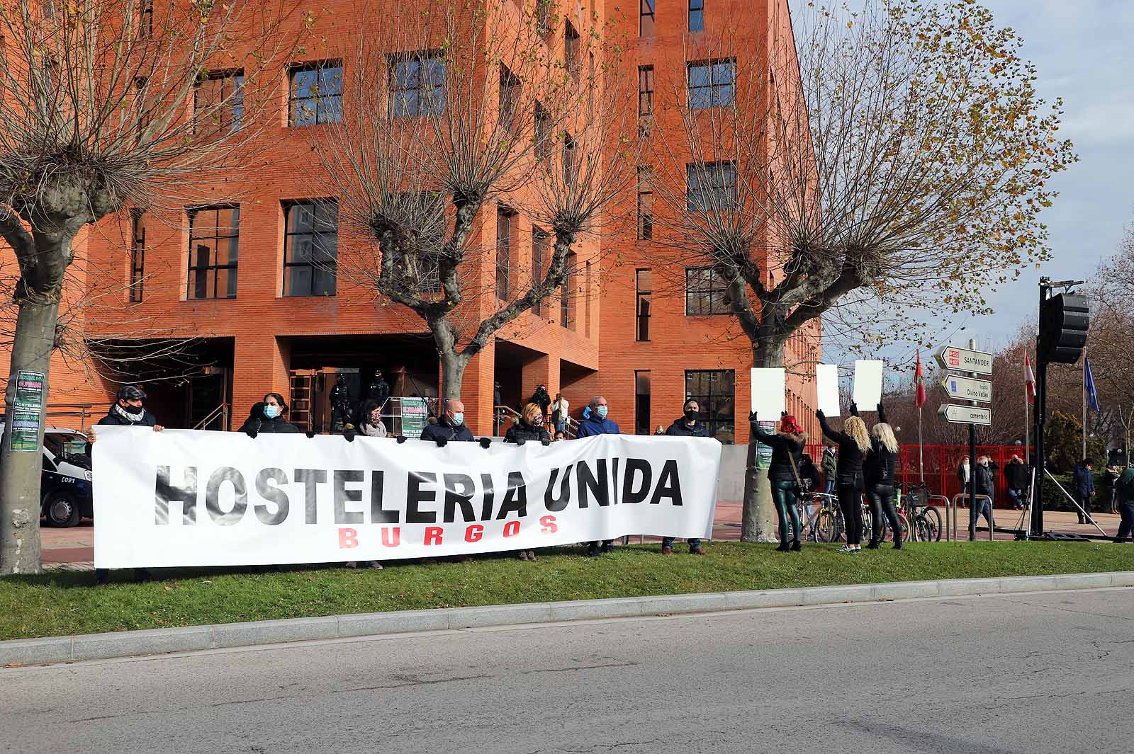 Fotos: Un millar de hosteleros sale a la calle para reclamar la apertura de sus locales