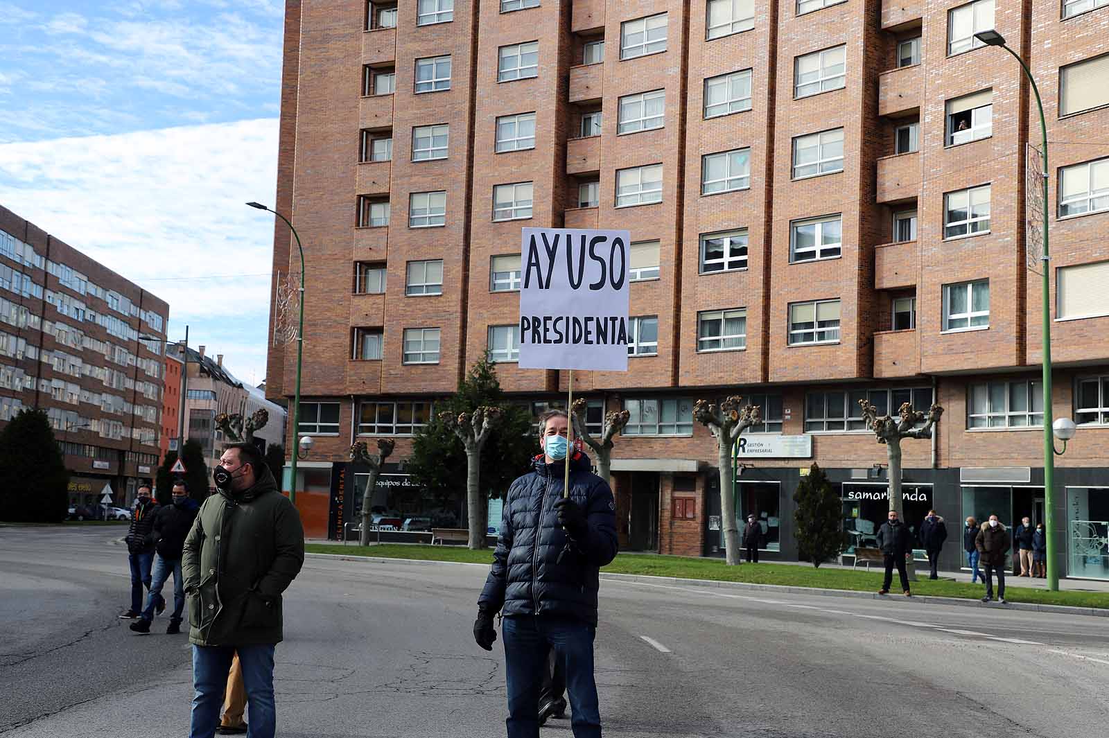 Fotos: Un millar de hosteleros sale a la calle para reclamar la apertura de sus locales