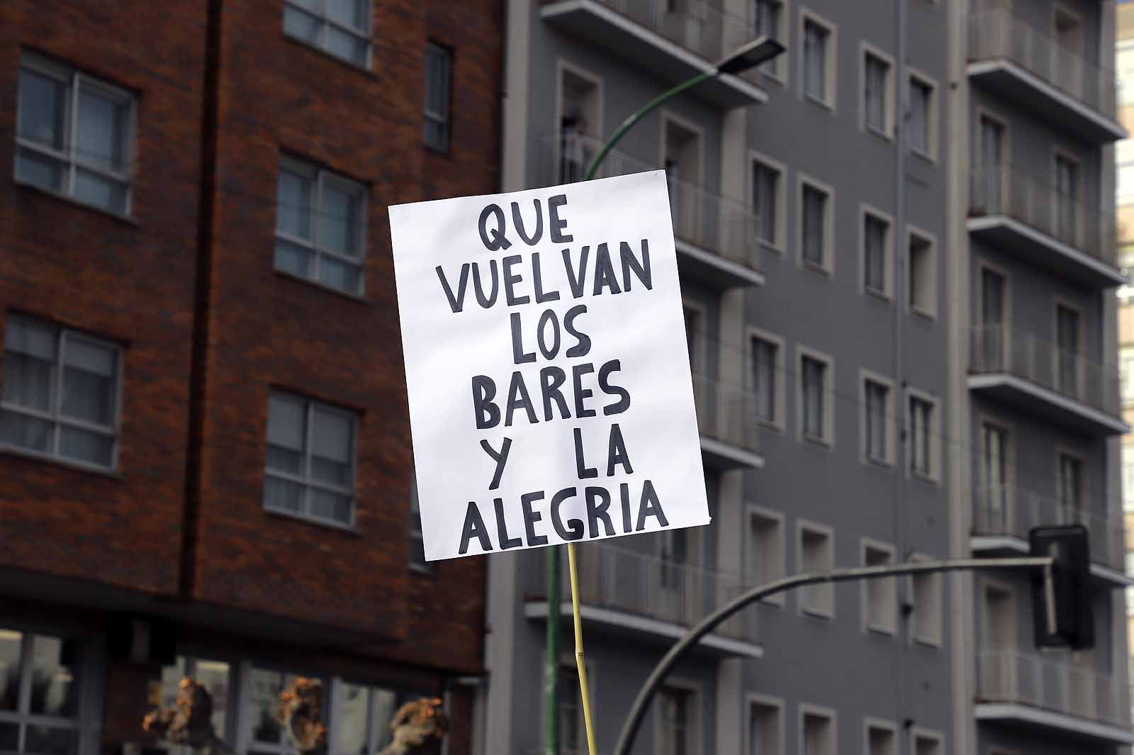 Fotos: Un millar de hosteleros sale a la calle para reclamar la apertura de sus locales