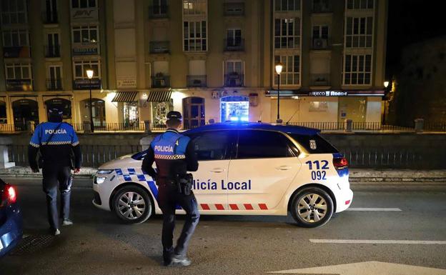 Denuncian a diez personas en un local por beber y fumar sin guardar las medidas de seguridad