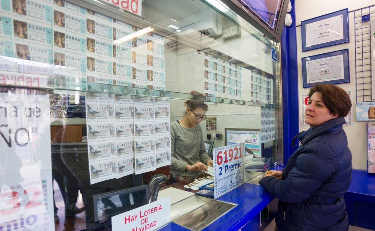 Venta de Lotería de Navidad en la Administración número 6 de Logroño. 