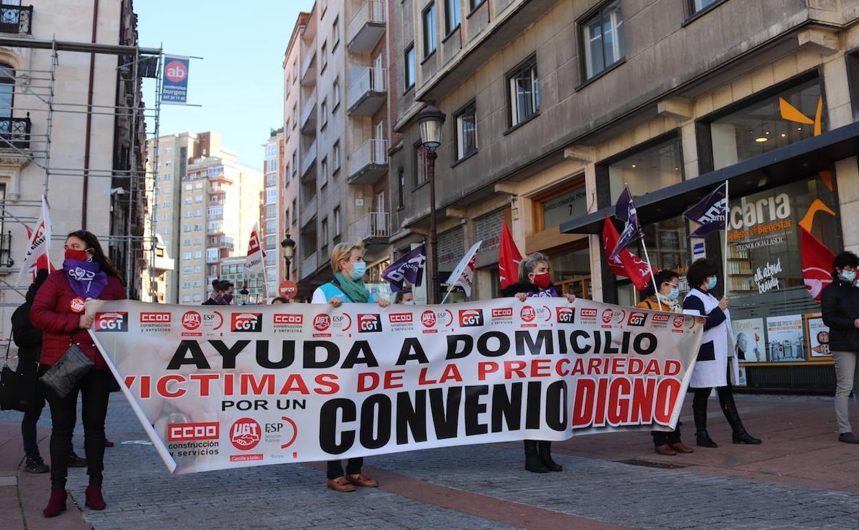 Las trabajadoras de ayuda a domicilio protestan frente a la sede de Sacyr Social en Burgos. 