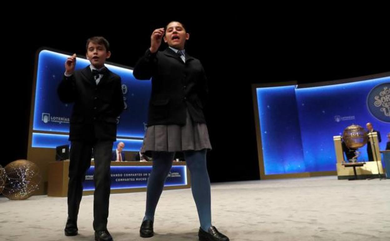 Dos niños de San Ildefonso cantando un premio de la Lotería de Navidad 