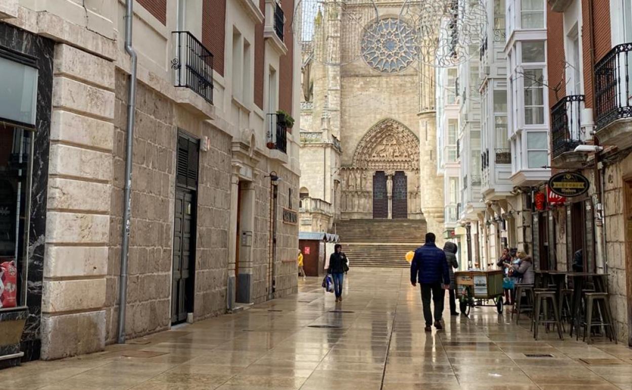 Imagen de una céntrica calle de Burgos este viernes.