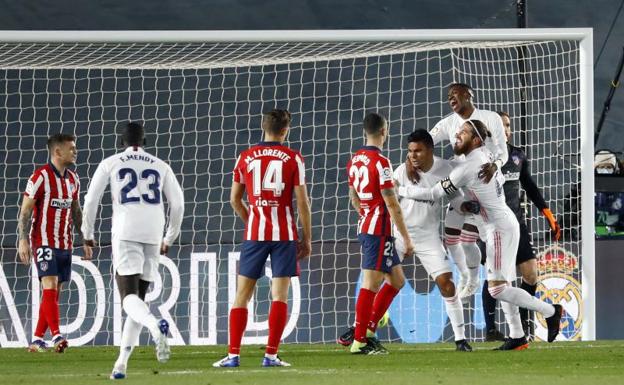 Sergio Ramos celebra con Casemiro el gol del brasileño que abrió el marcador. 