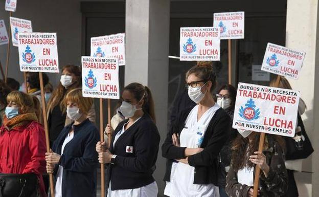 Una treintena de personas exigen «estabilidad y buenas condiciones» en el Hospital San Juan de Dios