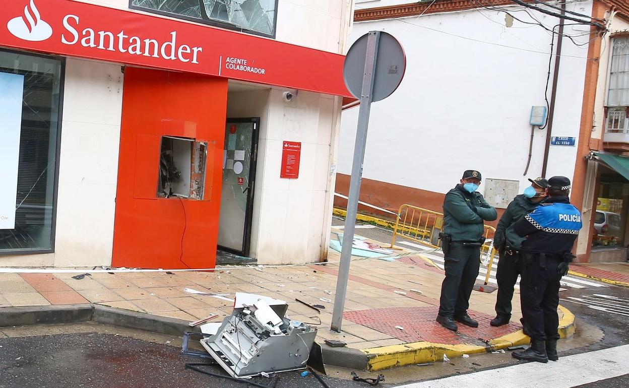 Asaltan de madrugada y con explosivos una oficina del Banco Santander en Toral de los Vados.