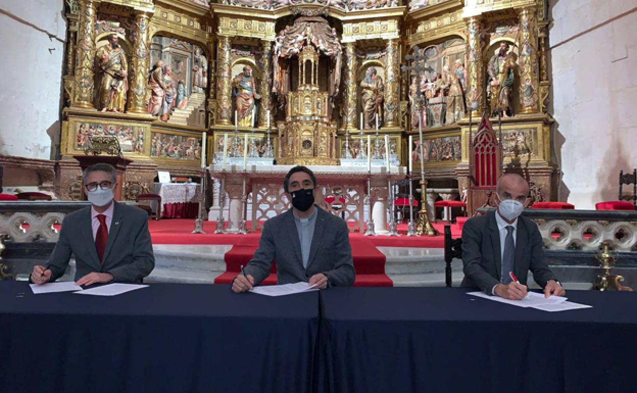 En la imagen, de izda. a dcha. el presidente de la Fundación Cajacírculo, Emilio de Domingo Angulo; el Vicario General de la Diócesis de Burgos, Fernando García Cadiñanos; y el director Territorial de Ibercaja Banco en Burgos, Jesús Les Mancho. 