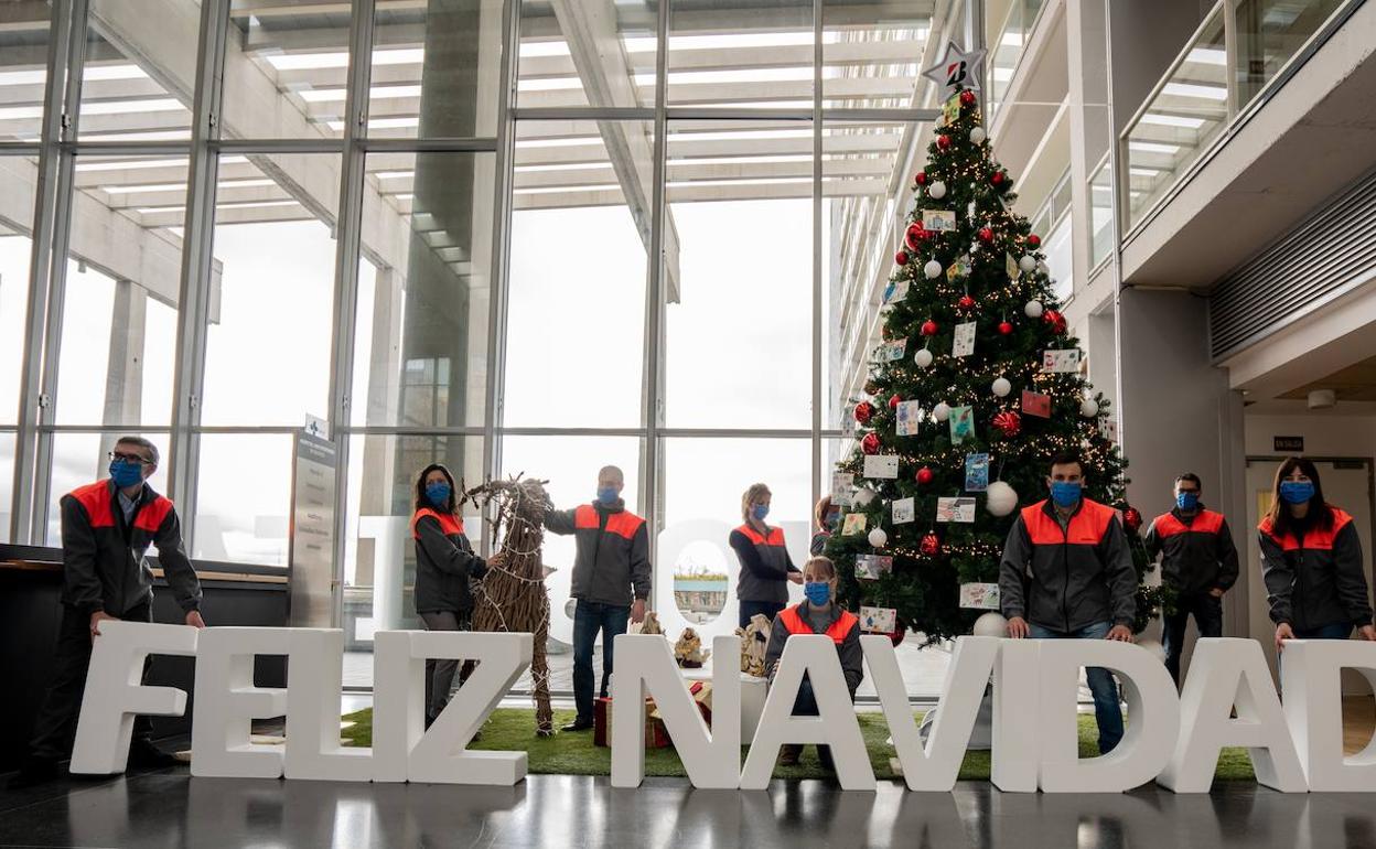 Árbol colocado en el HUBU por Bridgestone como homenaje a los sanitarios.