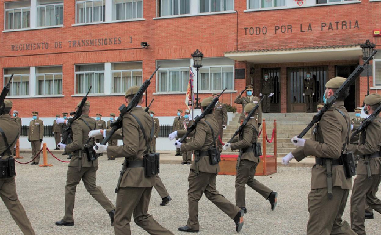 Acto del relevo del mando del Regimiento de Trasmisiones 1. 