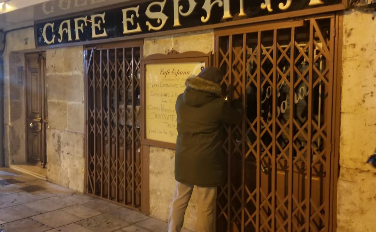 Un hostelero burgalés echa el cierre a su negocio debido a las restricciones para frenar la covid-19. 