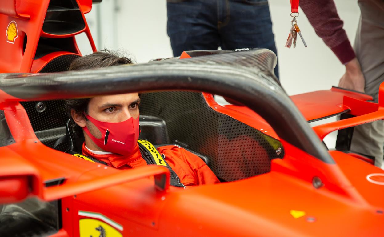 Carlos Sainz prueba el asiento de su nuevo monoplaza en Ferrari.