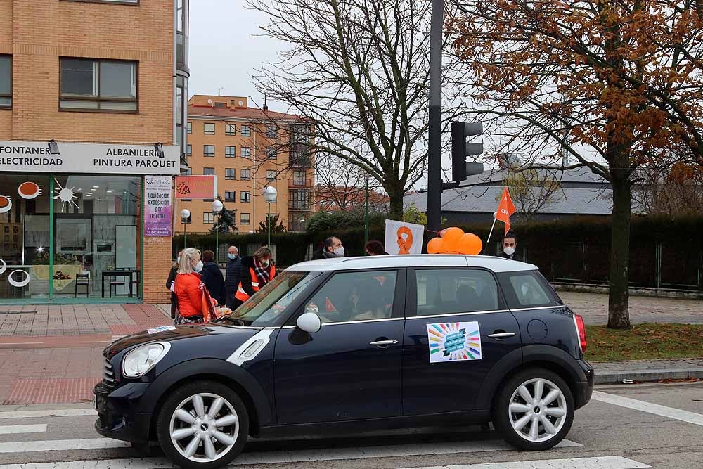 Fotos: Una caravana de coches contra la Ley Celaá recorre las calles de Burgos