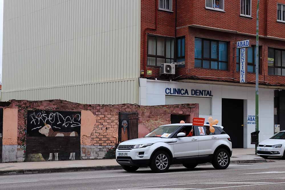 Fotos: Una caravana de coches contra la Ley Celaá recorre las calles de Burgos