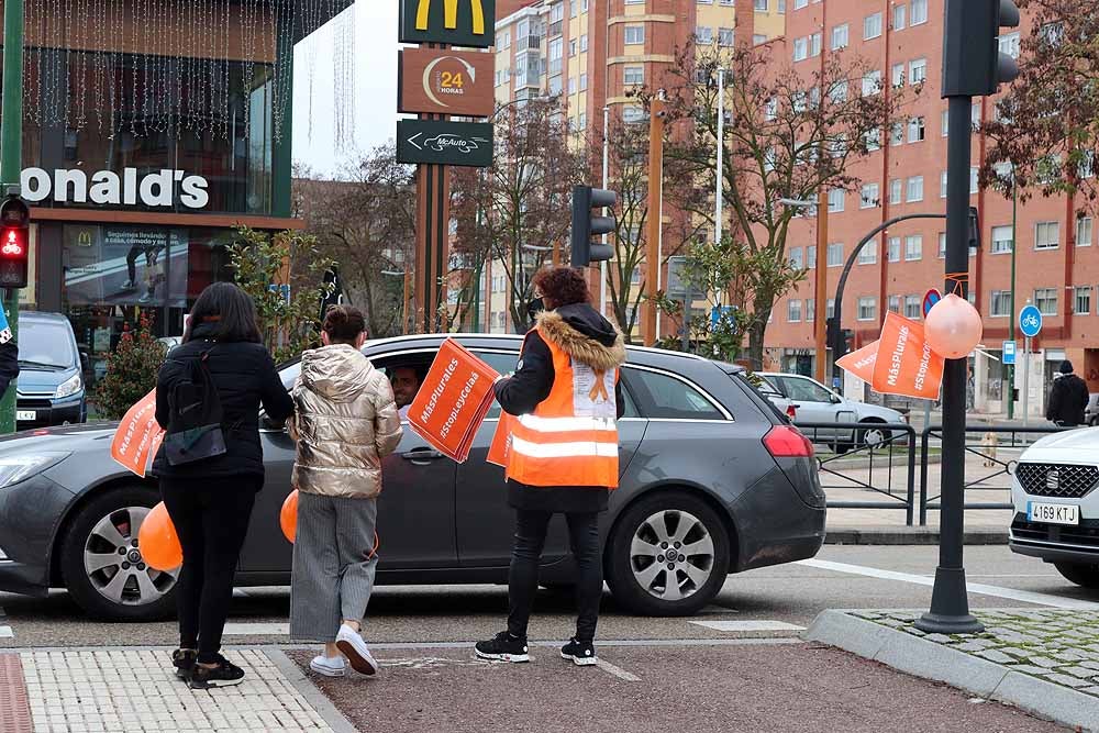 Fotos: Una caravana de coches contra la Ley Celaá recorre las calles de Burgos