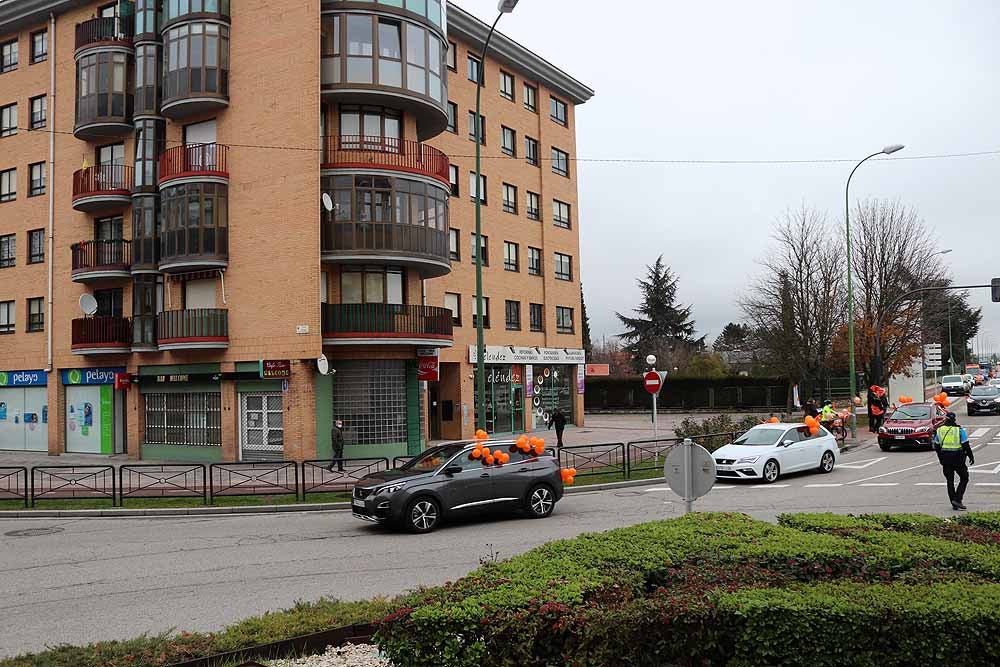 Fotos: Una caravana de coches contra la Ley Celaá recorre las calles de Burgos