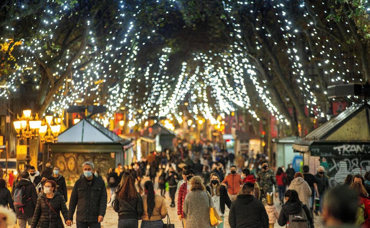 Ambiente navideño en las Ramblas de Barcelona.