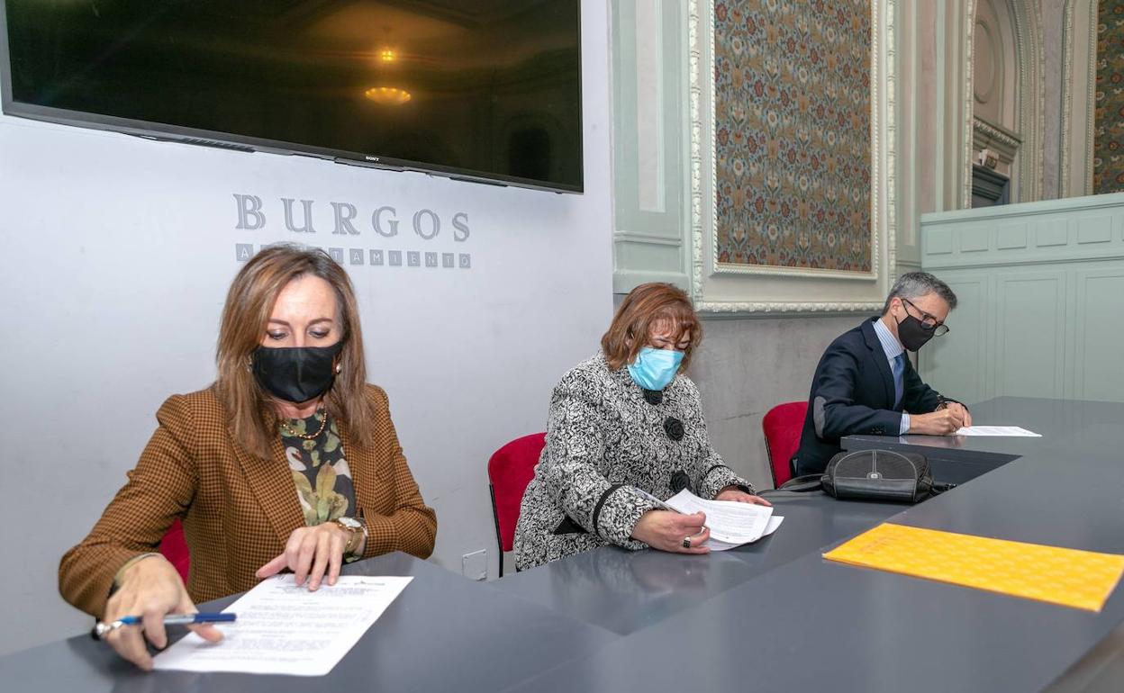 Firma del convenio este lunes entre la asociación Alejandro Yagüe, el Ayuntamiento de Burgos y la Fundación Cajacírculo.