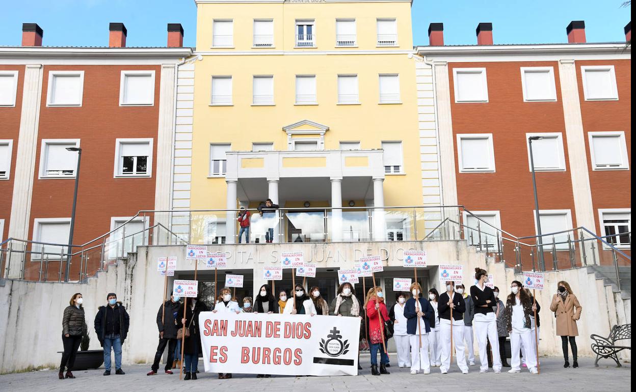 Movillización de la plantilla tras anunciarse el cierre del centro hospitalario.