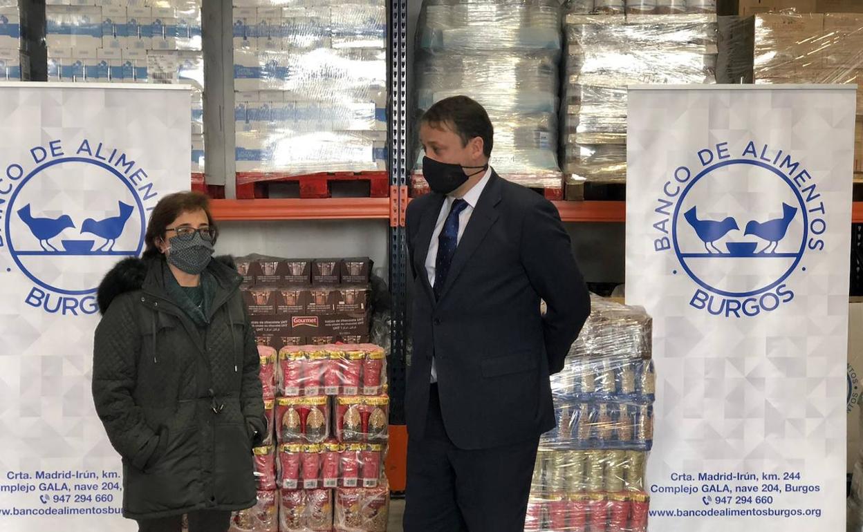 Acto de entrega del Colegio de Abogados al Banco de Alimentos.