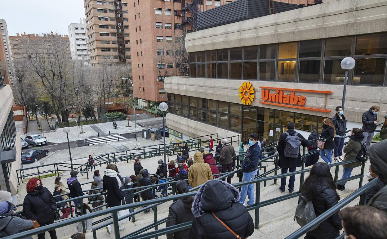 Colas para test de coronavirus en Madrid.