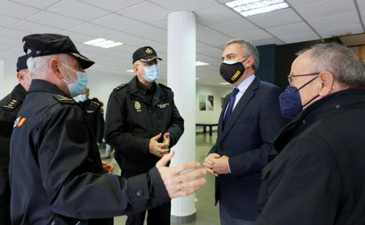 El delegado del Gobierno, Javier Izquierdo, visita las dependencias de la Policía Nacional para felicitar las fiestas y desear un buen servicio a los agentes de guardia. 