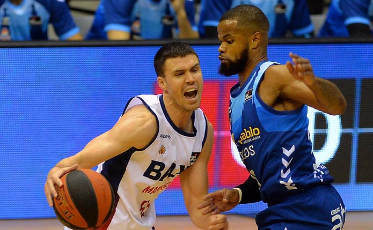 Dani Pérez, con el balón, defendido por Omar Cook.