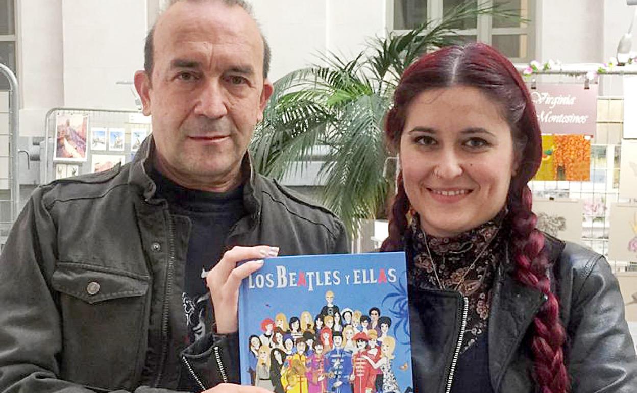 El escritor burgalés José María Plaza y la ilustradora Marta Ponce muestran su libro 'Los Beatles y ellas'. 