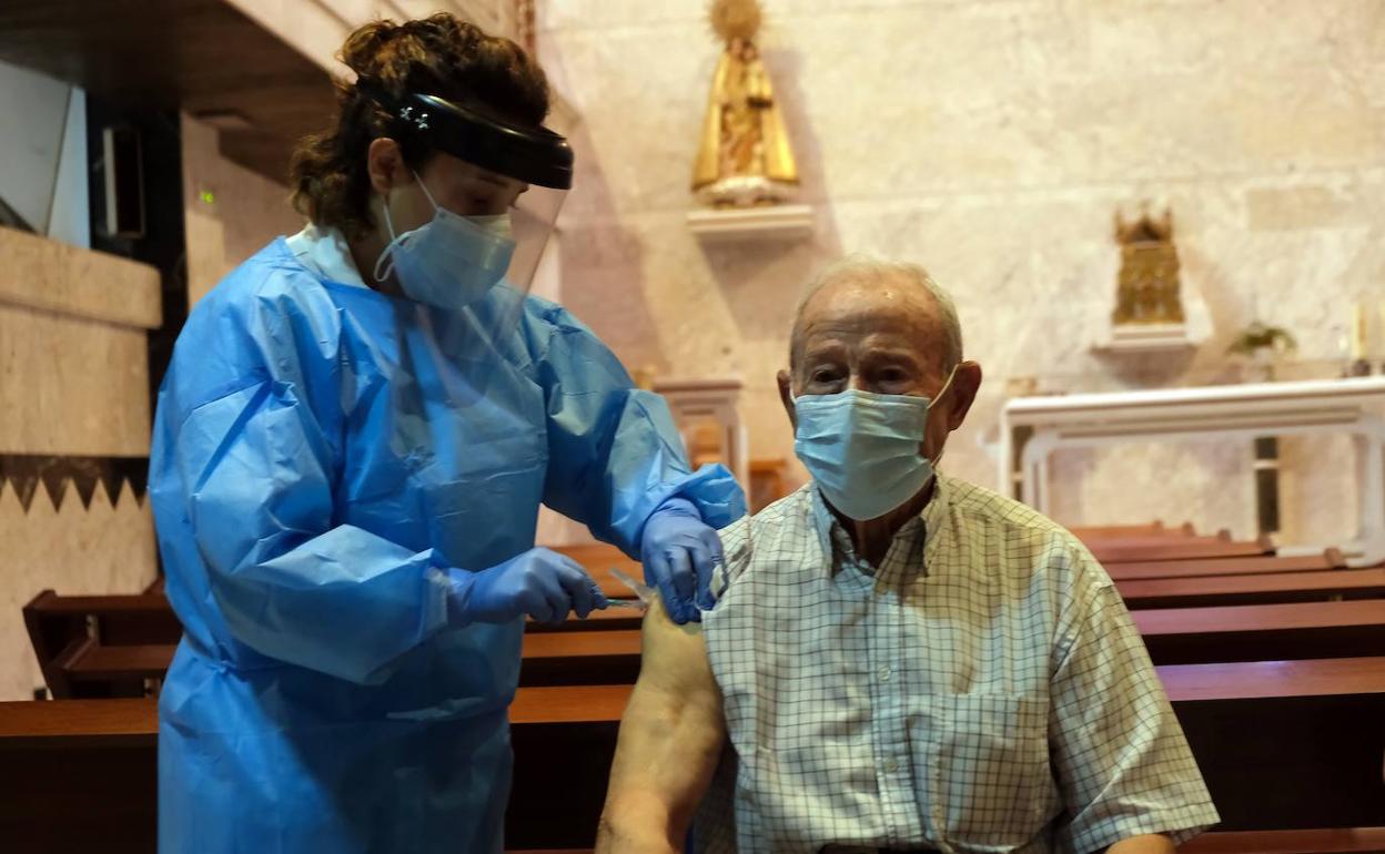 Áureo López, de 88 años, ha sido el primer hombre de Castilla y León en recibir la vacuna. 