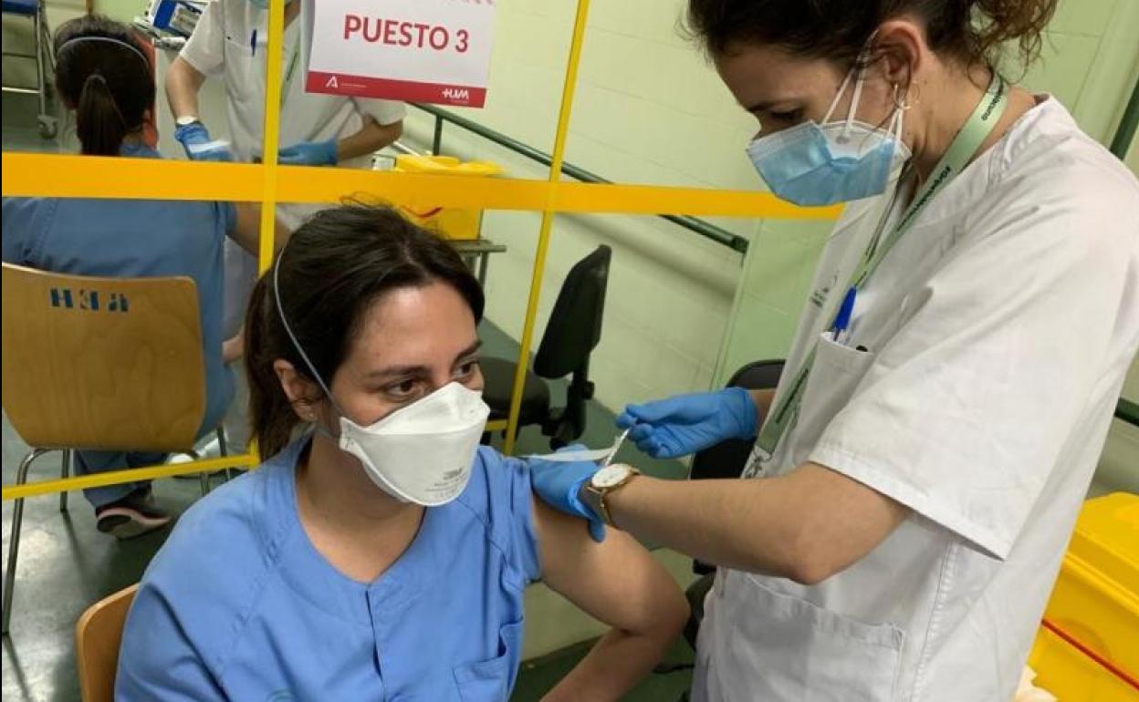 Trinidad, enfermera de urgencias del Hospital Virgen Macarena, en Sevilla, mientras era vacunada ayer.