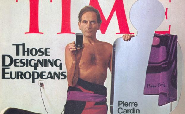 Imagen principal - Cardin, en la portada de la revista Time. Abajo, en uno de sus desfiles en 2009. A la derecha, con una modelo luciendo el vestido 'cardino' en 1968. 