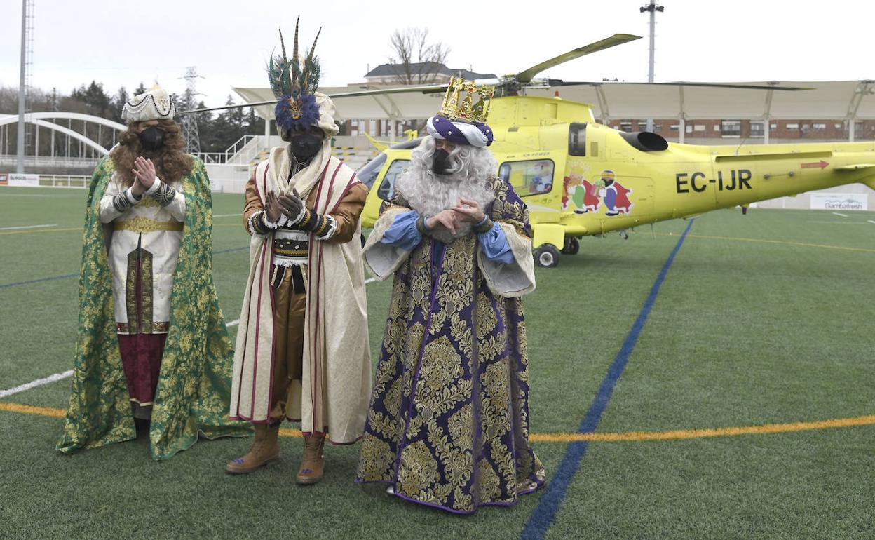 Los Reyes Magos tras aterrizar en San Amaro