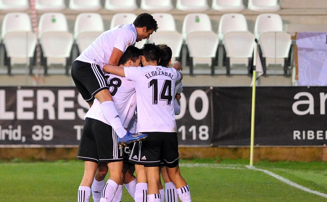 Los jugadores del Burgos CF confían en repetir la victoria de la primera ronda. 