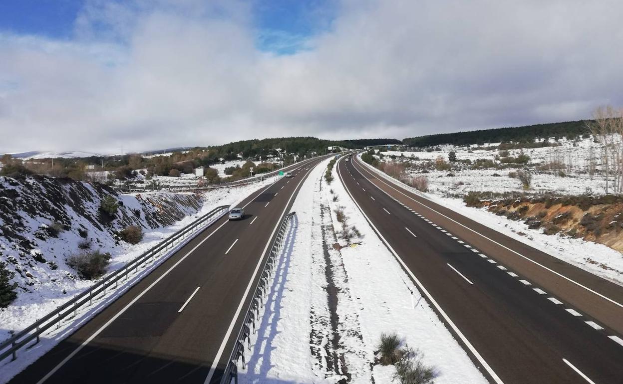 Carreteras con nieve en los laterales.