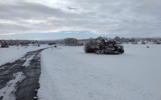 La nieve ha dejado de caer, lo que ha permitido limpiar accesos, que ahora están cubiertos de hielo.