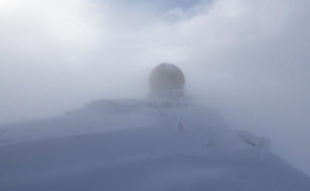 Imagen principal - Raquetas y esquíes para un relevo a pie en la base militar de Lunada, aislada por la nieve