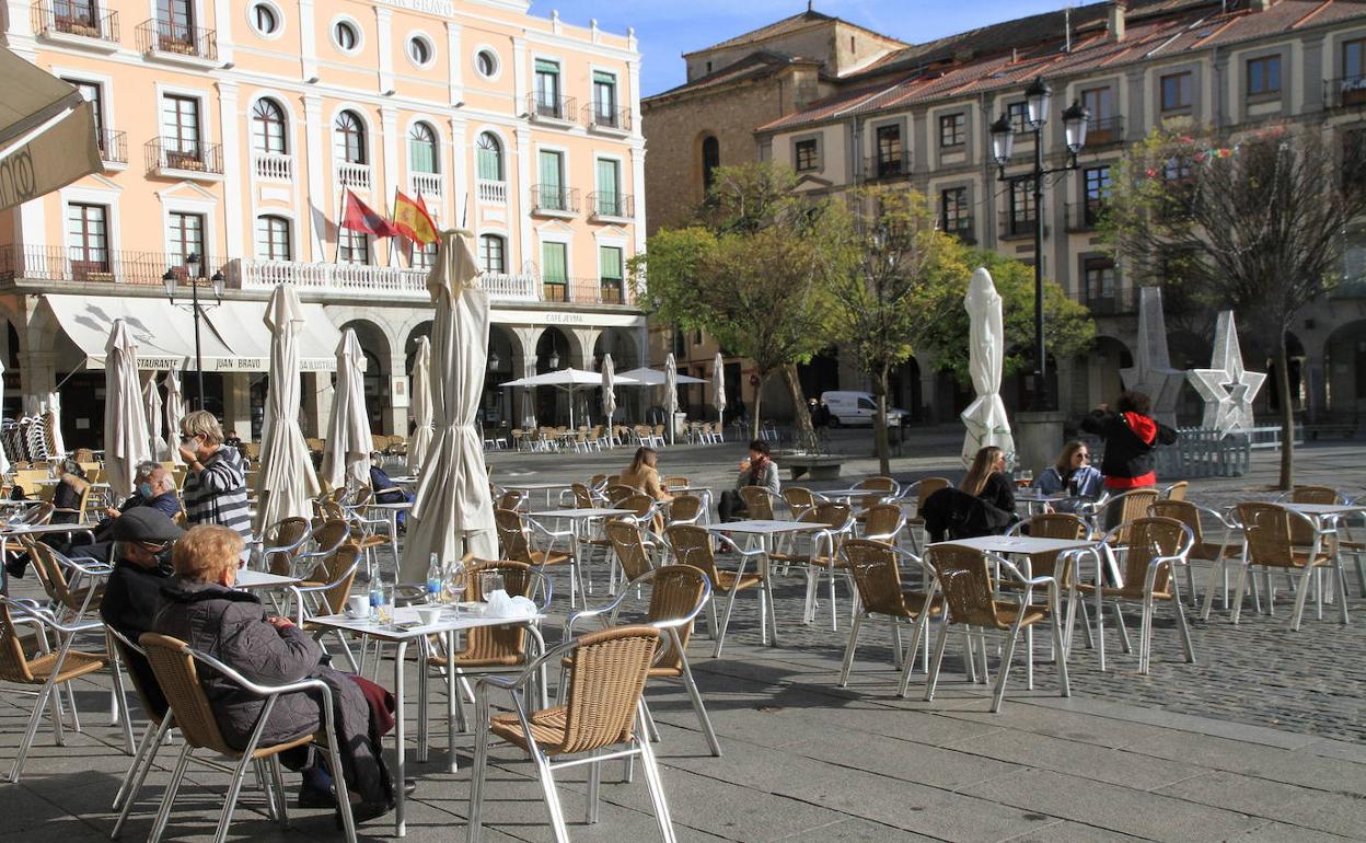 Terraza en la Plaza Mayor de Segovia. 