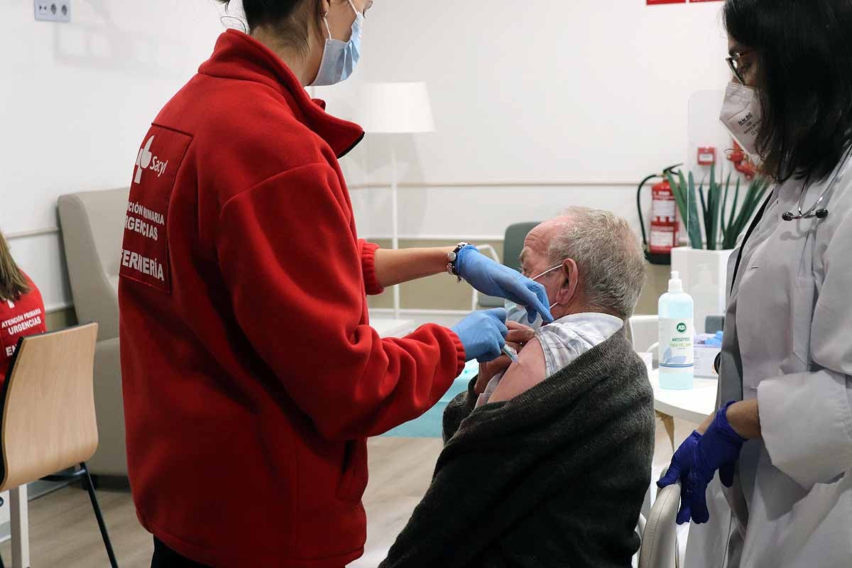 Jornada de vacunación contra la covid-19 en la residencia Clece Vitam de Burgos. 