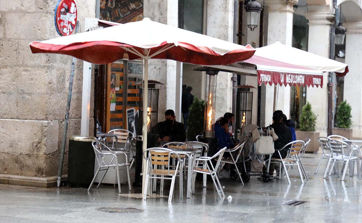 La meteorología tampoco ha acompañado para reactivar el sector. 