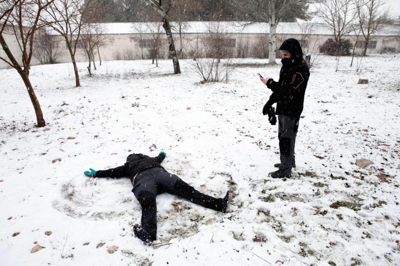 En la imagen, unos jóvenes juegan en la nieve en Requena (Valencia)