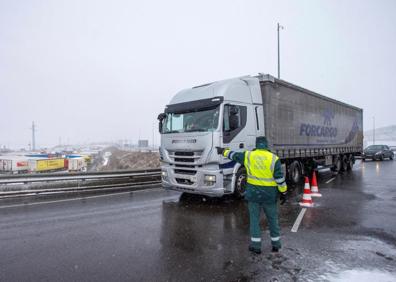 Imagen secundaria 1 - Temporal de nieve: &#039;Filomena&#039; obliga a embolsar camiones en Lerma, Rubena y Miranda y provoca problemas en la A-1