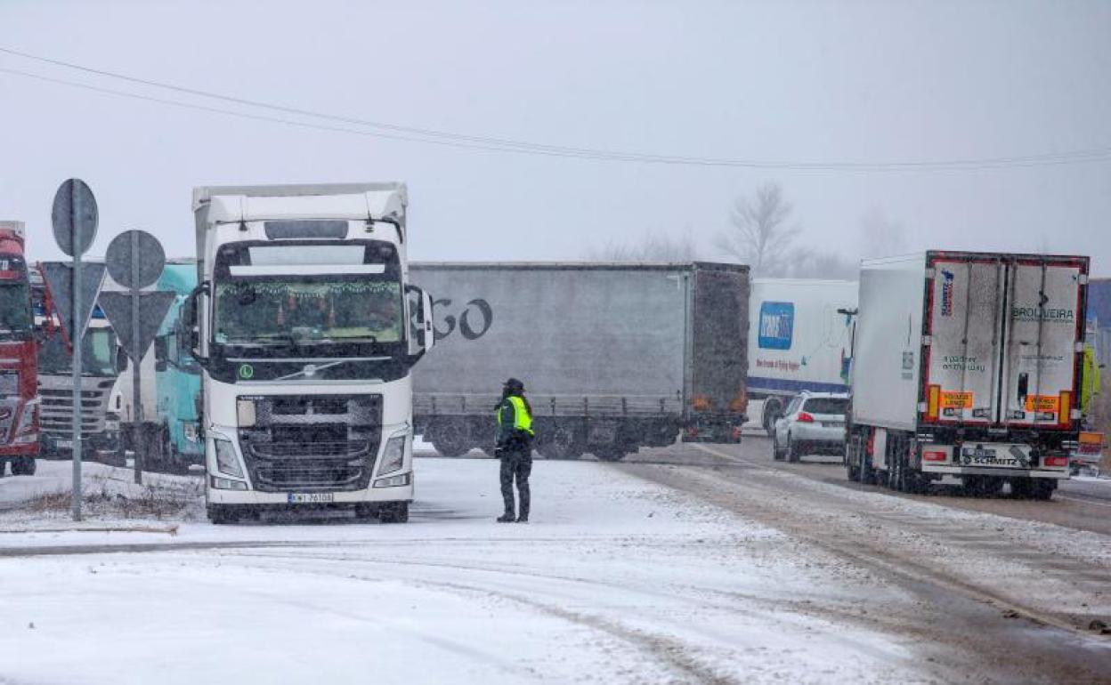 La situación meteorológica ha obligado a embolsar camiones en la provincia. 