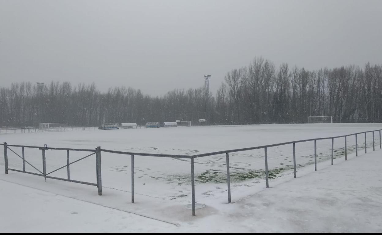 El campo de fútbol de Castañares presentaba esta imagen esta mañana. 