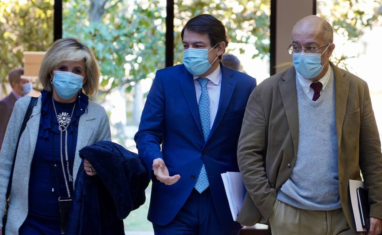 Verónica Casado, Alfonso Fernández Mañueco y Francisco Igea, antes del último Consejo de Gobierno. 