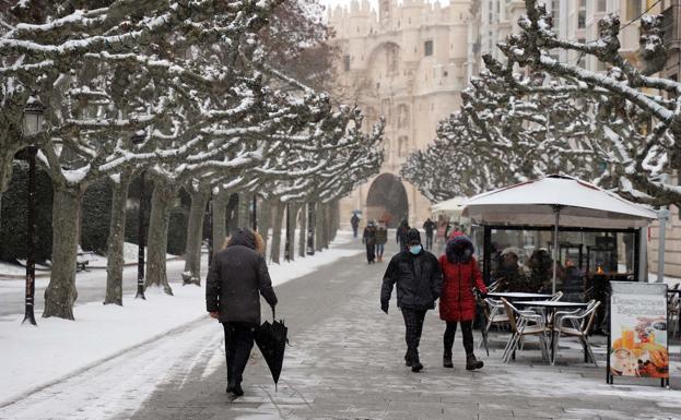 Burgos capital disfruta de la nieve bajo la amenaza del hielo