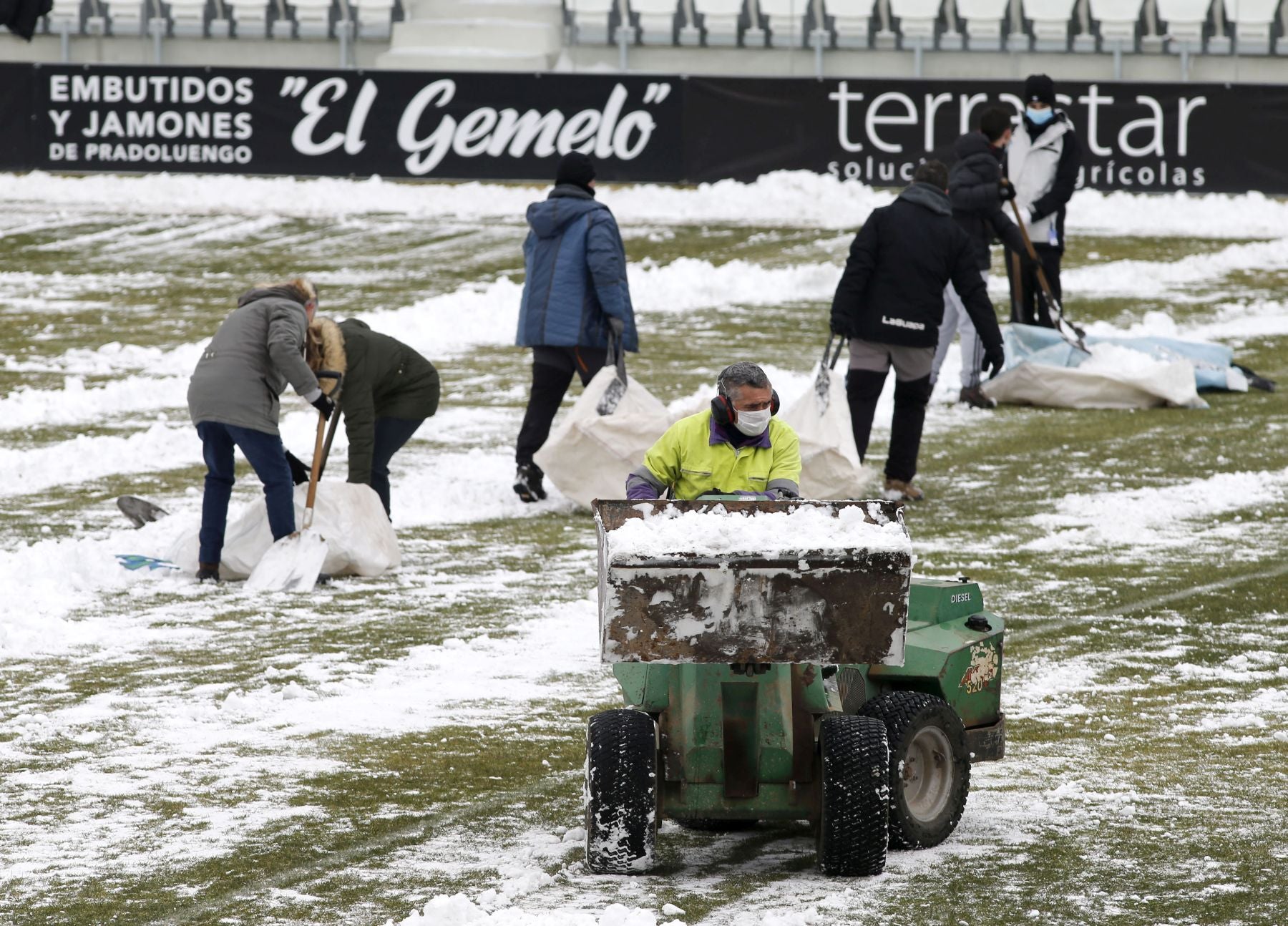 Fotos: La nieve obliga a retrasar el partido del Burgos CF