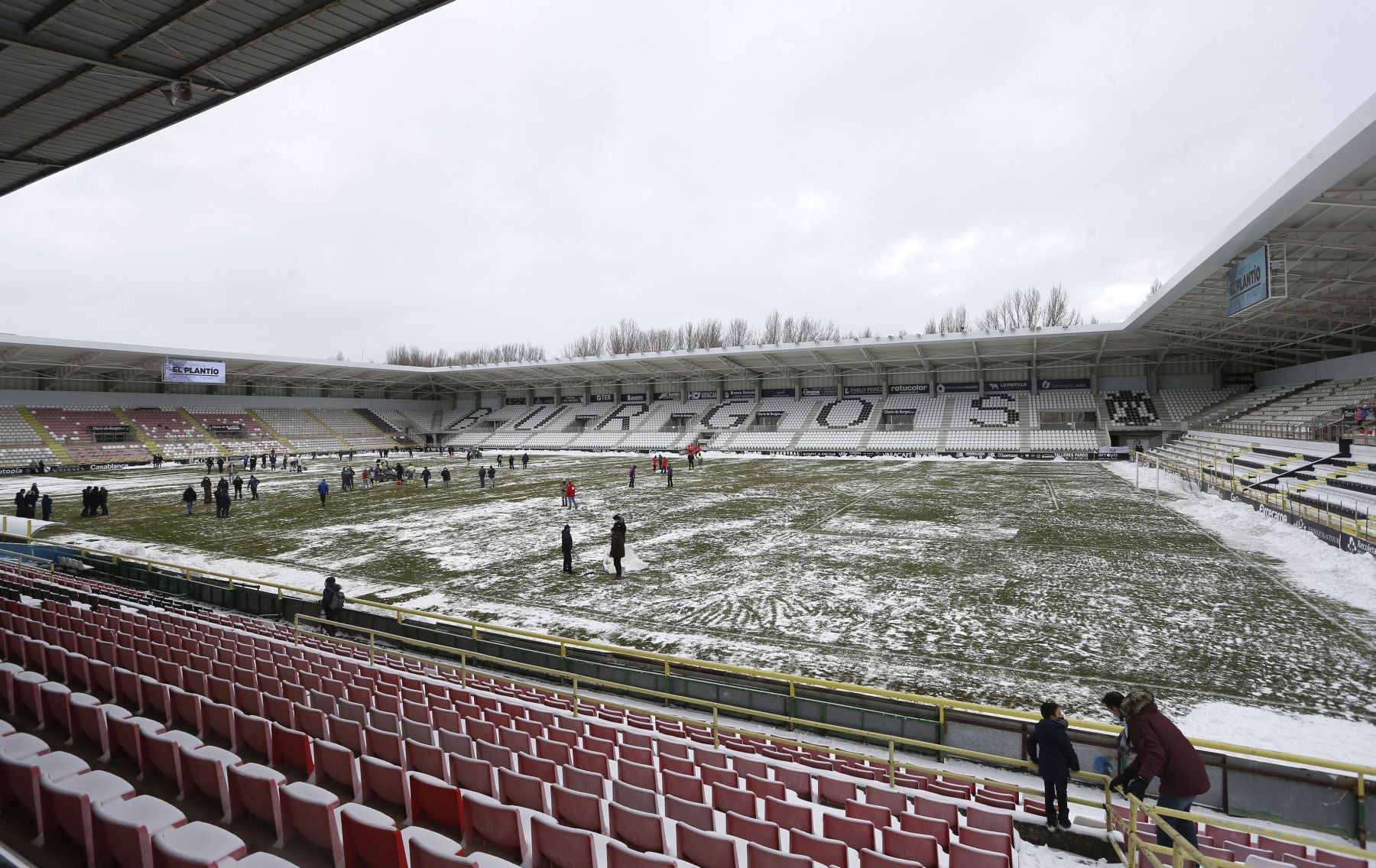 Fotos: La nieve obliga a retrasar el partido del Burgos CF