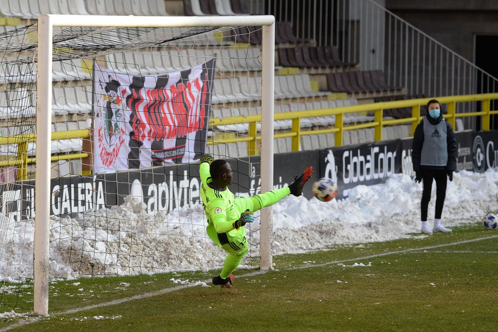 Fotos: El Burgos CF golea al Real Oviedo B