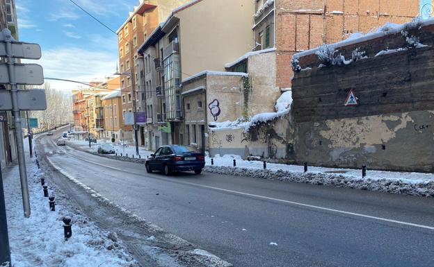 Aranda se afana en retirar nieve y hielo tras la intensa nevada