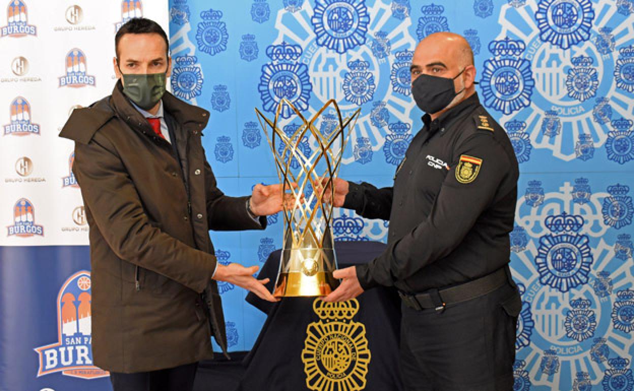 Félix Sancho, presidente del Hereda San Pablo Burgos, cede la Copa. 